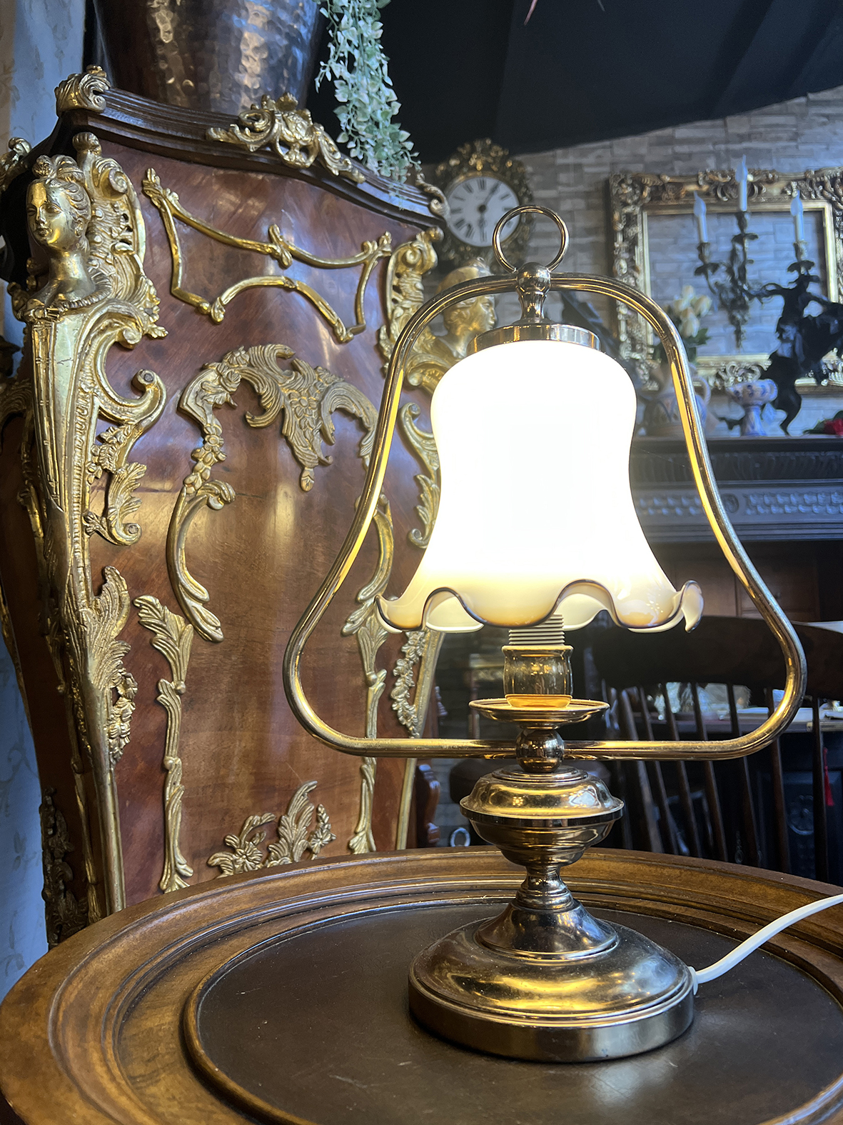 【🇬🇧 英國・荷葉邊奶油玻璃燈罩黃銅檯燈・古典浪漫風格】