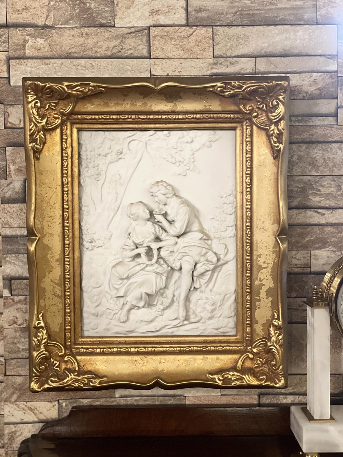 【🇫🇷 法國・談情說愛雪花石膏立體雕塑・手貼金箔木框掛畫】