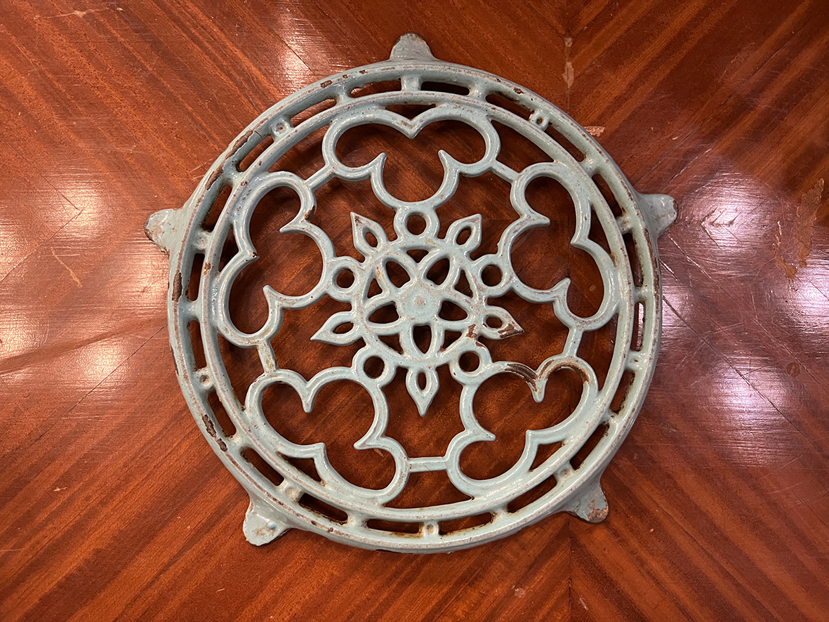 【🇫🇷 法國・花式鏤空鑄鐵搪瓷隔熱架・鄉村風格】