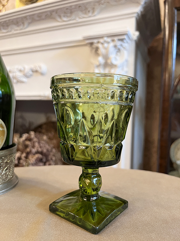 【🇳🇱 荷蘭・厚浮雕玻璃翡翠綠高腳杯・復古餐桌器物】
