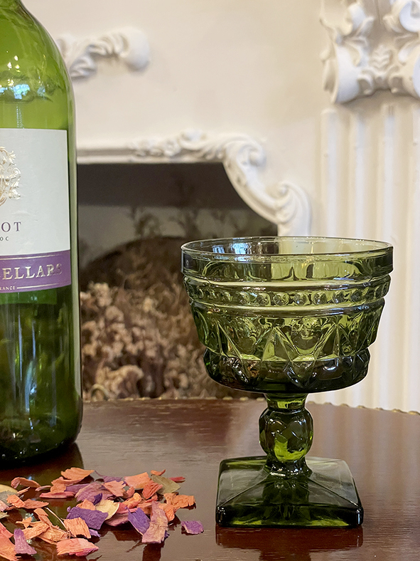 【🇳🇱 荷蘭・厚浮雕玻璃翡翠綠高腳杯・復古餐桌器物】