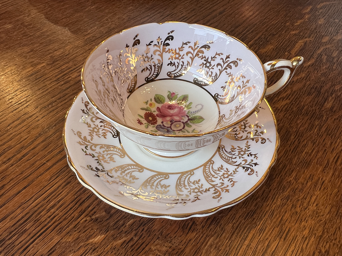 【🇬🇧 英國・Paragon 粉紫金彩花卉骨瓷茶杯碟組・皇家御用款式】