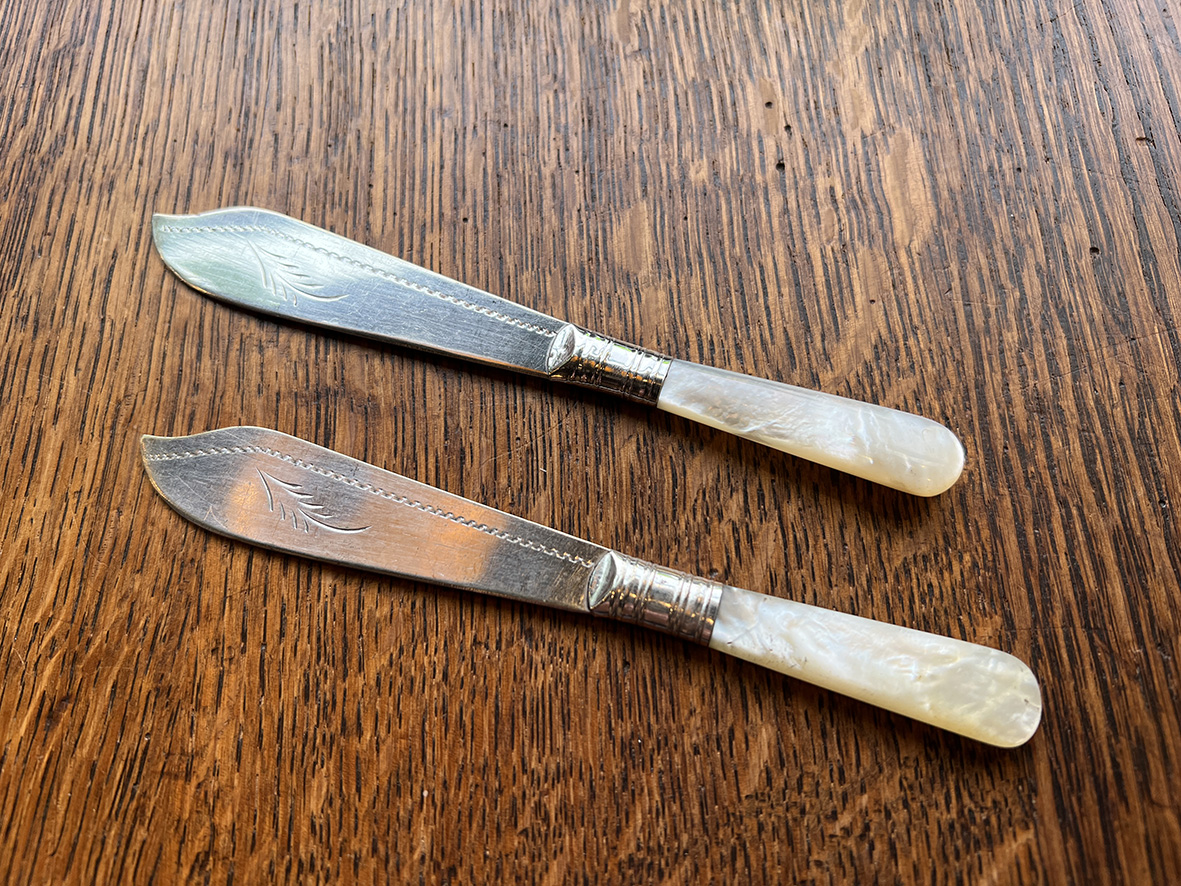 【🇬🇧 英國・手工鍍銀刻花奶油刀・珍珠母貝柄成對組】