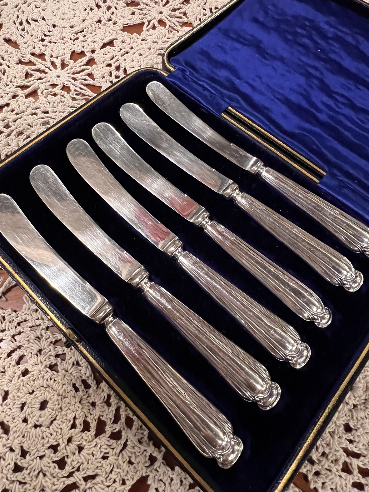 【🇬🇧 英國・John Biggin 鍍銀奶油刀套組・愛德華時期典雅風格】