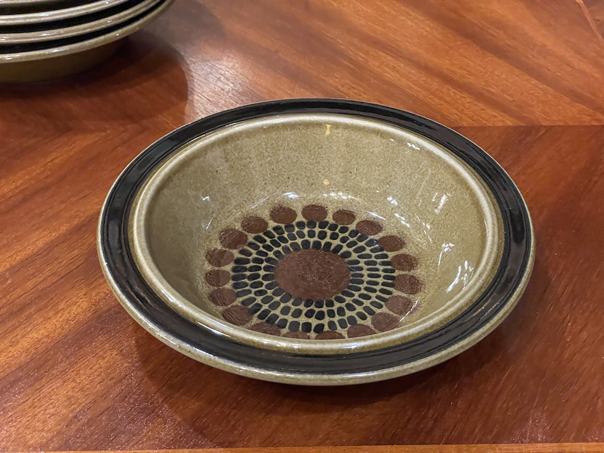 【🇫🇮 芬蘭・Arabia KOSMOS 系列橄欖綠釉手繪花卉深碗／湯盤・斯堪地那維亞經典設計】